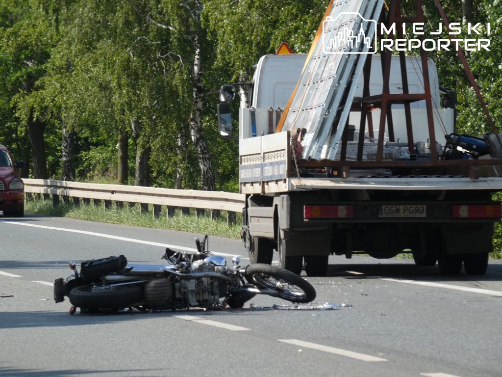 leżący motocykl po zderzeniu z autem osobowym