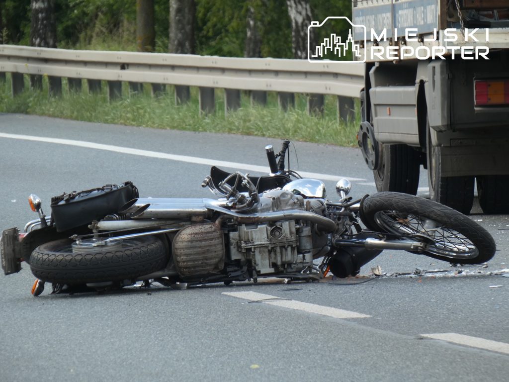 leżący na ulicy przewrócony motocykl