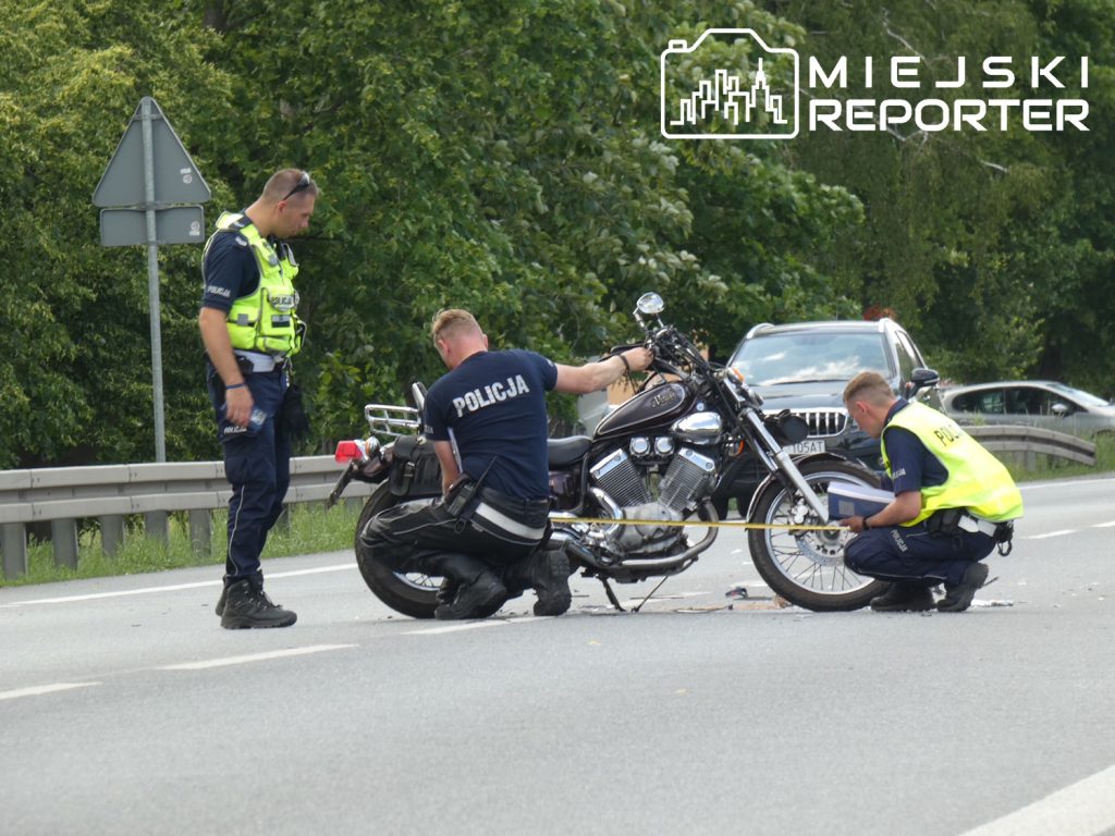 policja dokonuje oględzin motocykla po wypadku