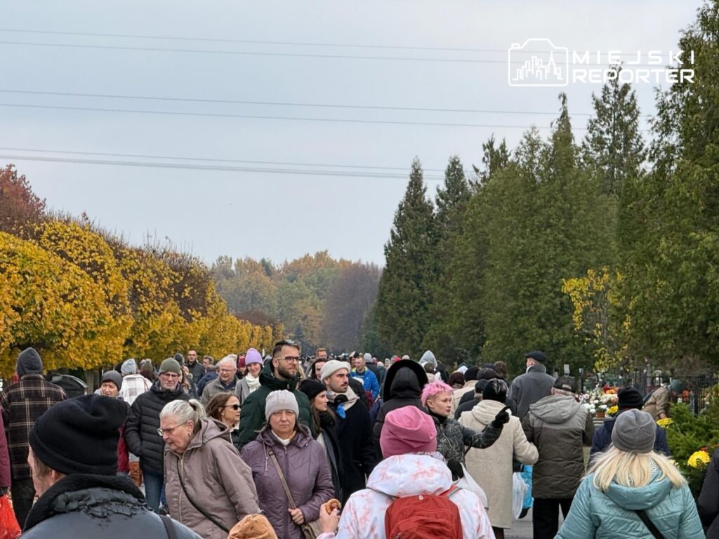 tłumy na cmentarzach