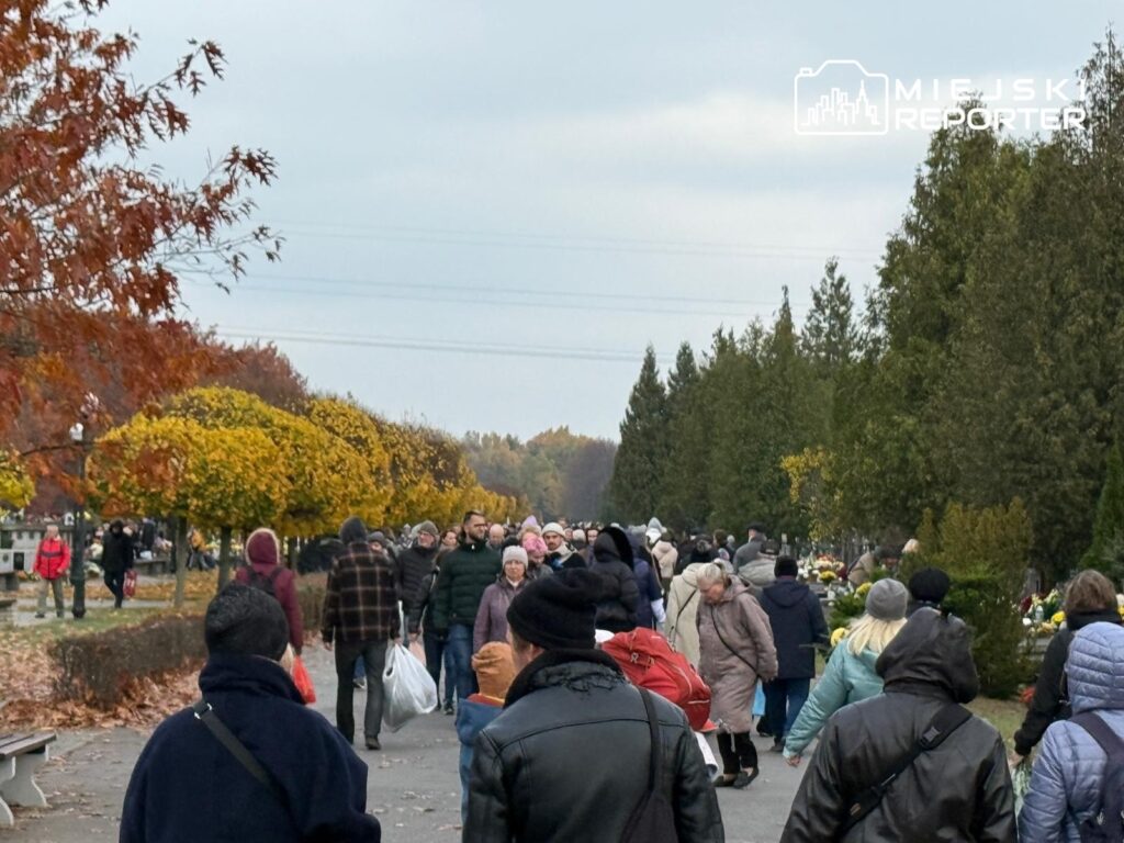 tłumy na cmentarzach