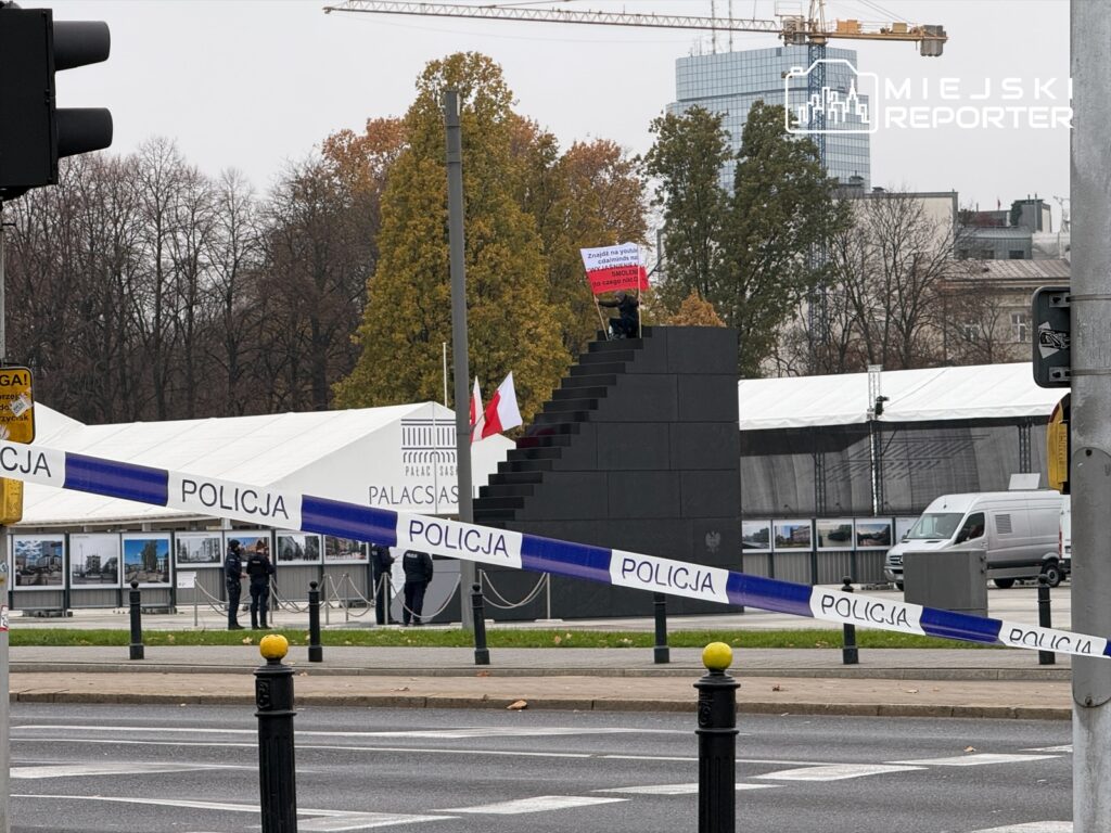 desperat na pomniku smoleńskim