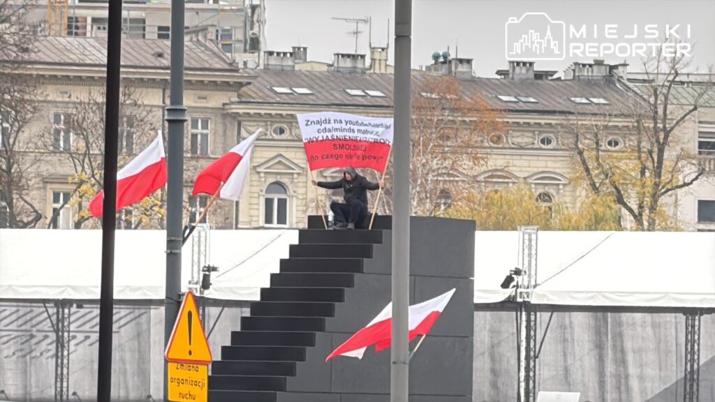 desperat na pomniku smoleńskim