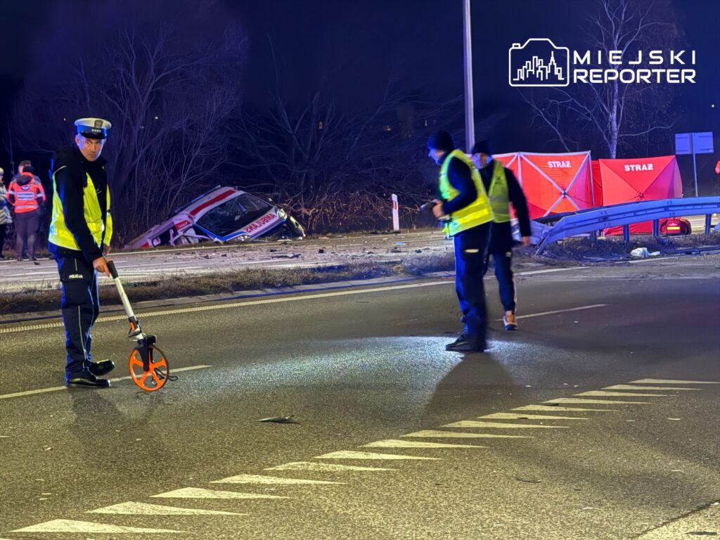 wypadek karetki pod Radomiem w Jedlińsku ratownik nie żyje