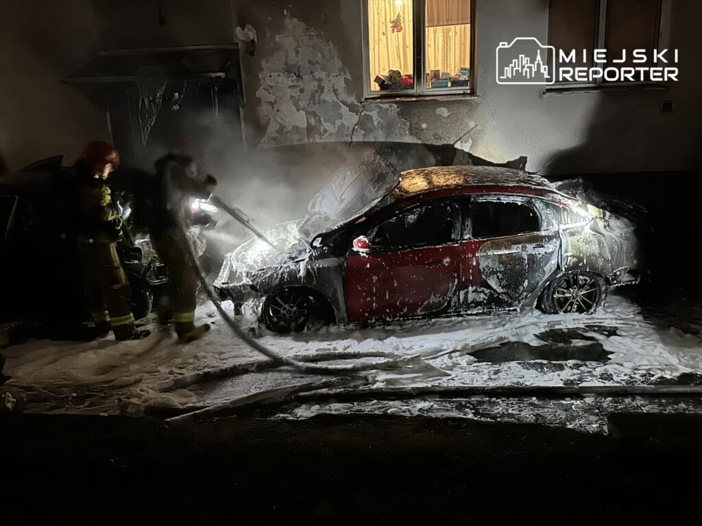 pożar samochodów osobowych przy ulicy lelechowskiej podpalenie