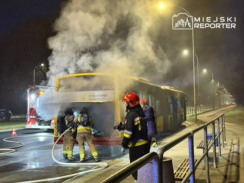 pożar miejskiego autobusu 188 na żwirki i wigury