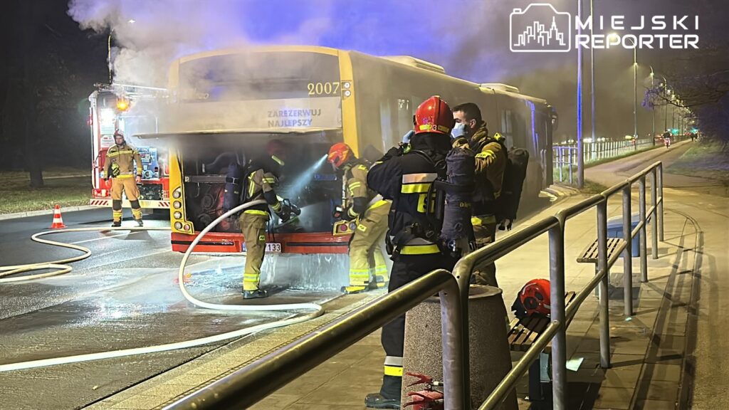 pożar miejskiego autobusu 188 na żwirki i wigury