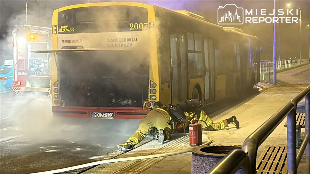 pożar miejskiego autobusu 188 na żwirki i wigury