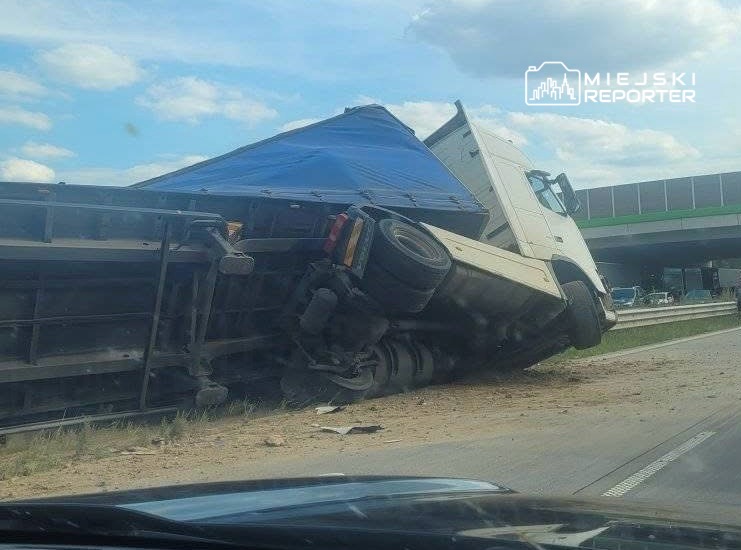 W wyniku wypadku drogowego na autostradzie przewoźnik stracił kontrolę nad ciężarówką, która przewróciła się na bok. Pojazd zatrzymał się na poboczu, zasłaniając część pasa ruchu. Na miejscu zdarzenia obecne są służby ratunkowe, które prowadzą działania mające na celu przywrócenie ruchu.
