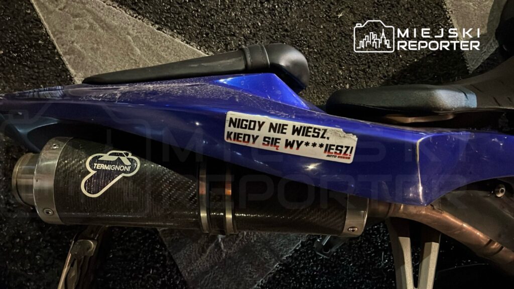 Niebieski motor sportowy z widocznym tłumikiem Termignoni oraz naklejką z napisem: "NIGDY NIE WIESZ, KIEDY SIĘ WY***IESZ!"