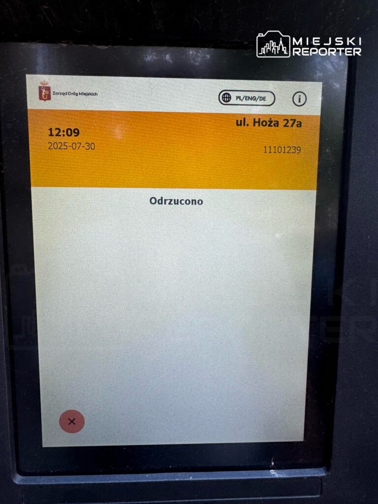 Ekran informacyjny z komunikatem „Odrzucono” oraz datą i godziną na ul. Hoża 27a.