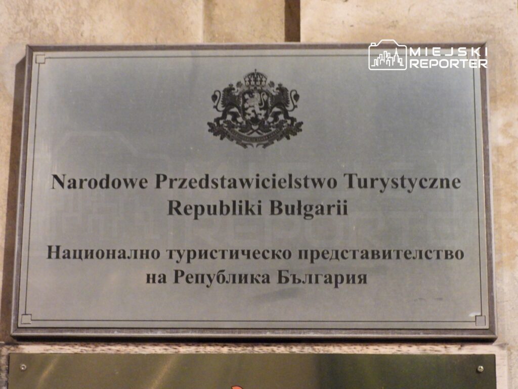 Tablica informacyjna z nazwą "Narodowe Przedstawicielstwo Turystyczne Republiki Bułgarii" w dwóch językach.