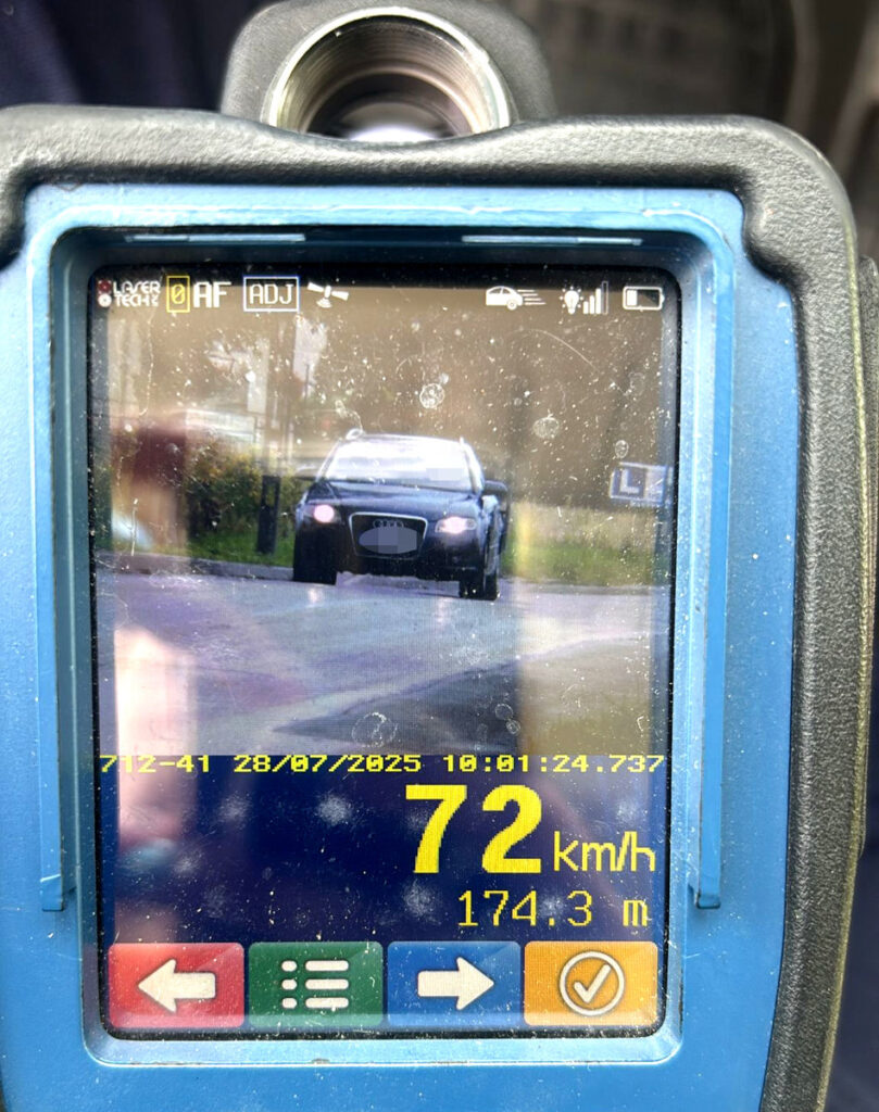 Czarny samochód osobowy z prędkością 72 km/h uchwycony na monitorze radarowym.