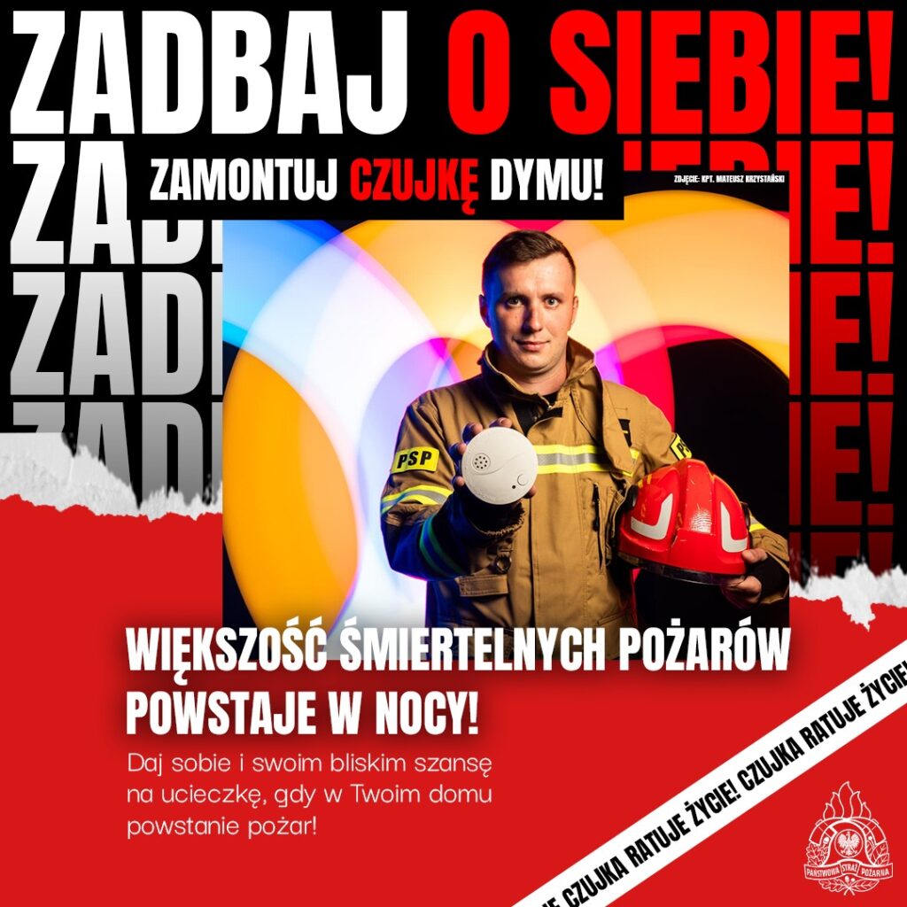 Mężczyzna w mundurze strażackim trzyma czujnik dymu i hełm, stojąc na tle kolorowych świateł promujących bezpieczeństwo.
