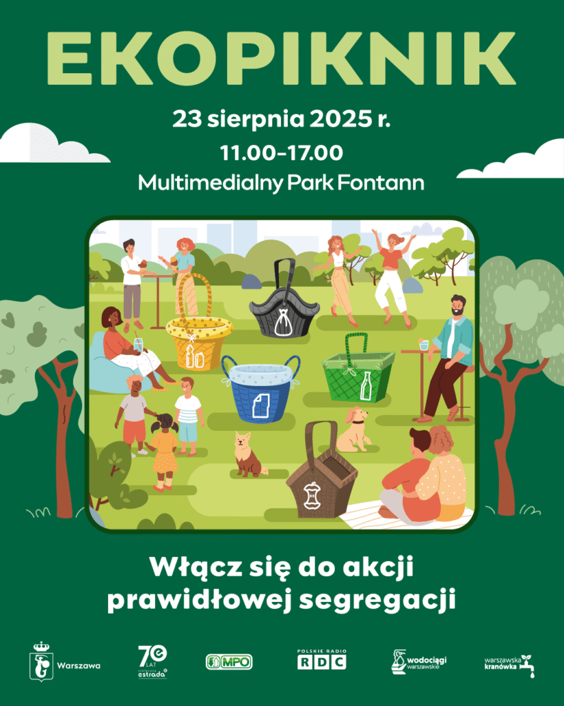 Grupa ludzi bawiąca się w parku, otoczona pojemnikami na odpady i plakatem promującym ekopiknik.