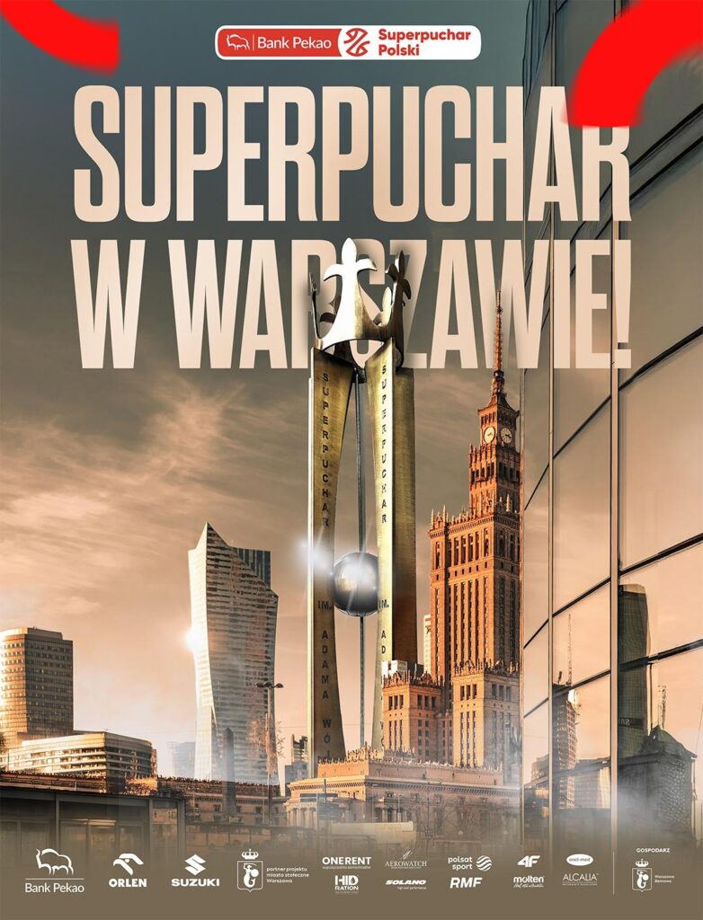 W tle nowoczesne wieżowce, z przodu trofeum Superpucharu z napisem "SUPERPUCHAR W WARSZAWIE".