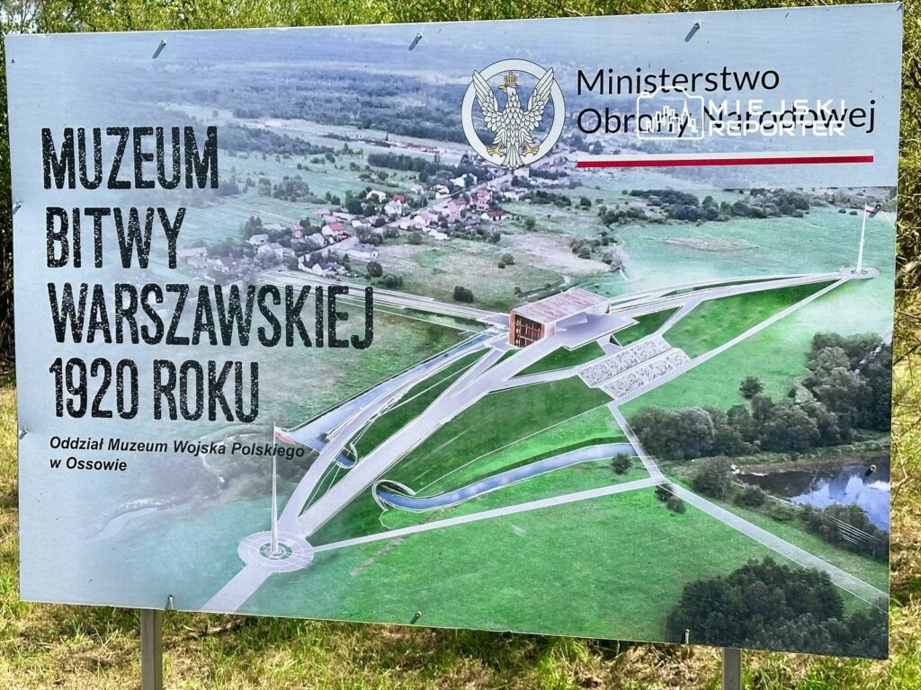 Plansza informacyjna dotycząca Muzeum Bitwy Warszawskiej 1920 roku z wizualizacją budynku i otoczenia.