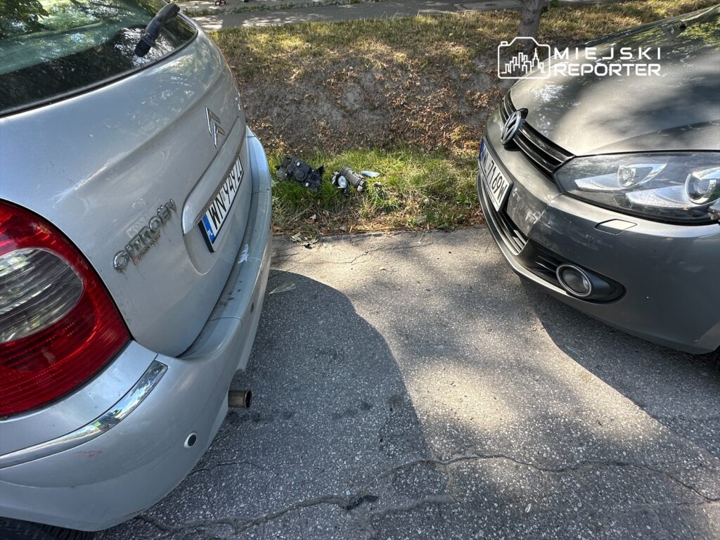 Dwa samochody osobowe zaparkowane blisko siebie na asfaltowej drodze, z widocznymi uszkodzeniami na tylnym zderzaku Citroena.