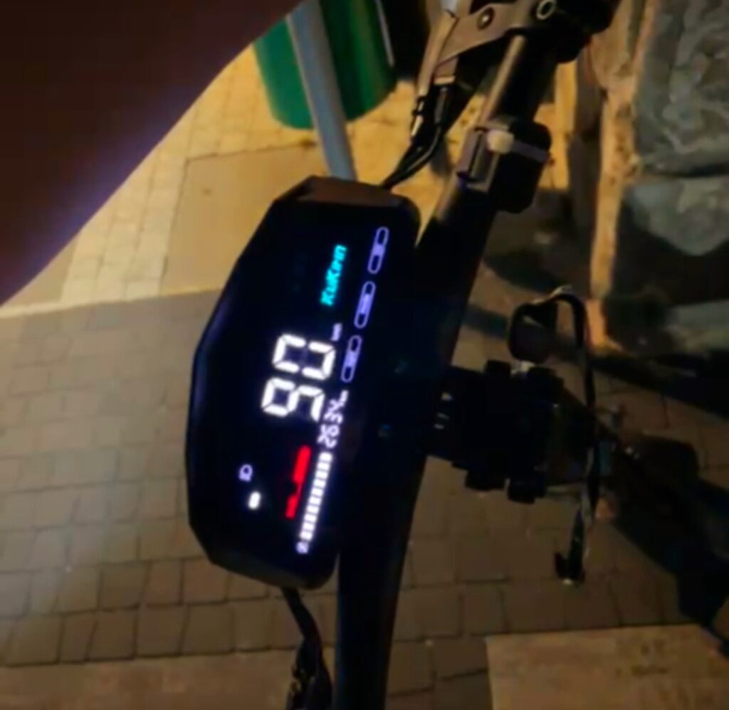 Wyświetlacz hulajnogi elektrycznej pokazuje prędkość 28 km/h oraz poziom naładowania baterii.