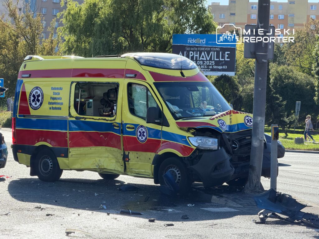 Ambulans z Radomskiej Stacji Pogotowia Ratunkowego uderzył w słup, z widocznymi uszkodzeniami nadwozia.