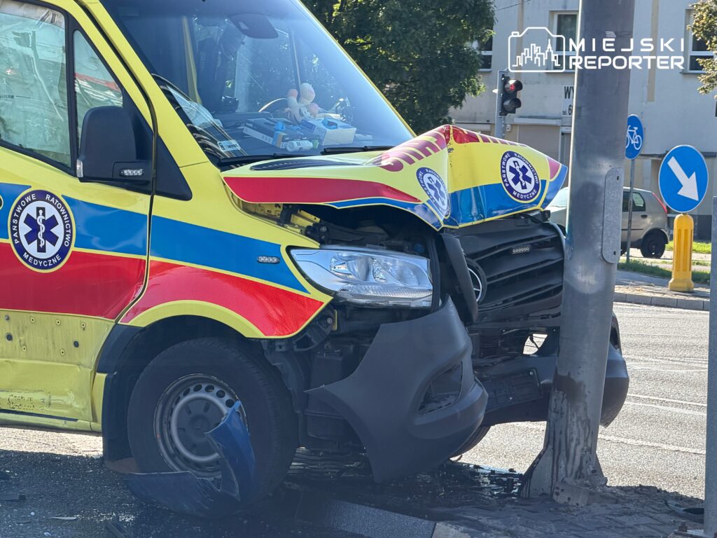 Karetka pogotowia z uszkodzoną przednią częścią uderzyła w słup, stojąc na skrzyżowaniu.