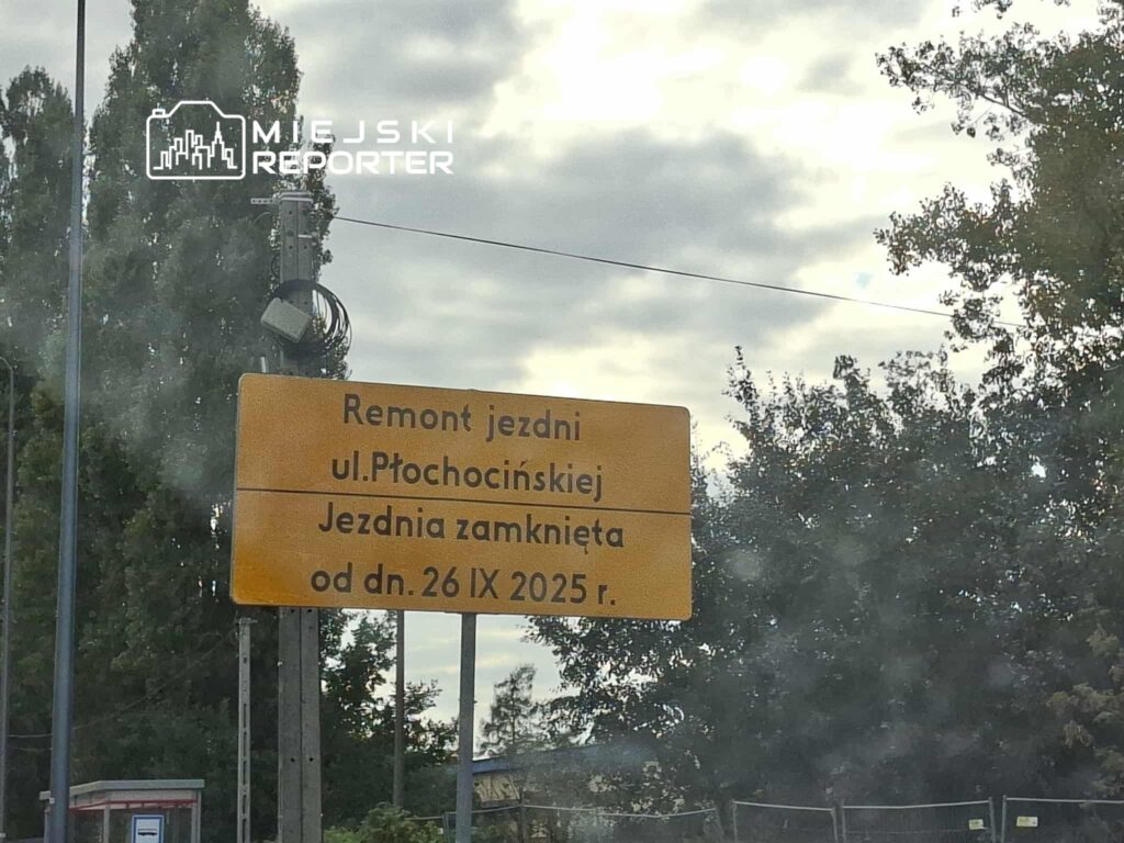 Żółty znak informacyjny informuje o remoncie jezdni ul. Płochocińskiej z datą zamknięcia od 26 IX 2025 r.