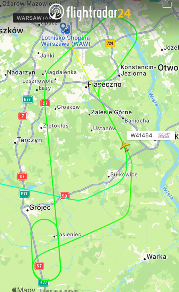 Samolot linii Wizz Air wykonuje krąg nad Warszawą, z widoczną trasą na mapie lotów.