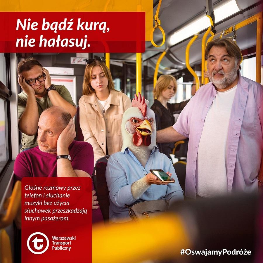 Grupa pasażerów w autobusie zdezorientowana głośnymi rozmowami i muzyką; jedna osoba w masce kurczaka trzyma telefon.