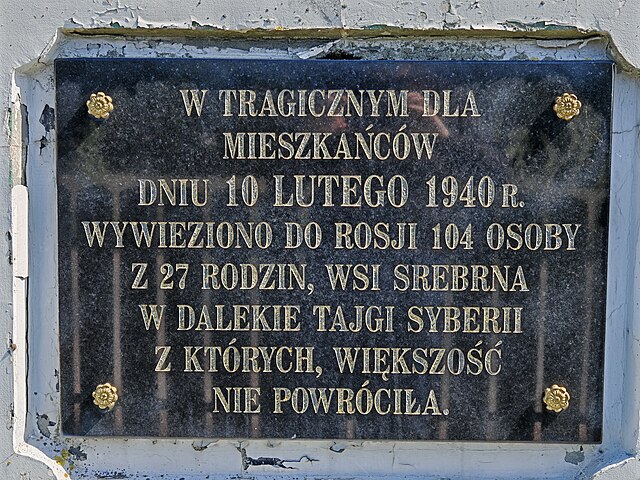 Tablica pamiątkowa z napisem upamiętniającym deportację 104 osób z wsi Srebna do Rosji 10 lutego 1940 roku.