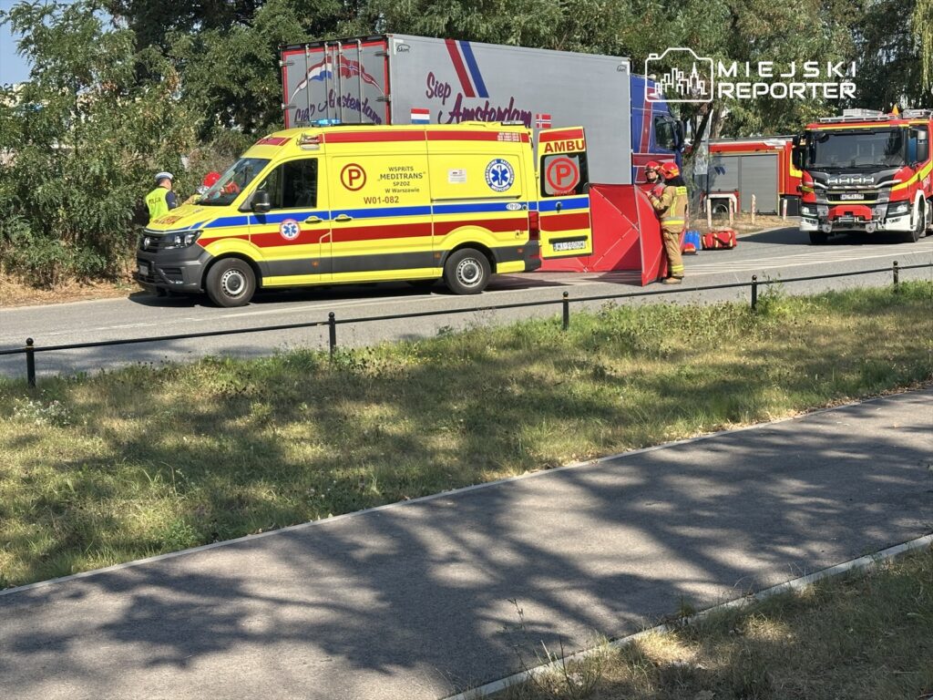 Zespół ratownictwa medycznego i strażacy pracują przy wypadku drogowym na ruchliwej ulicy.