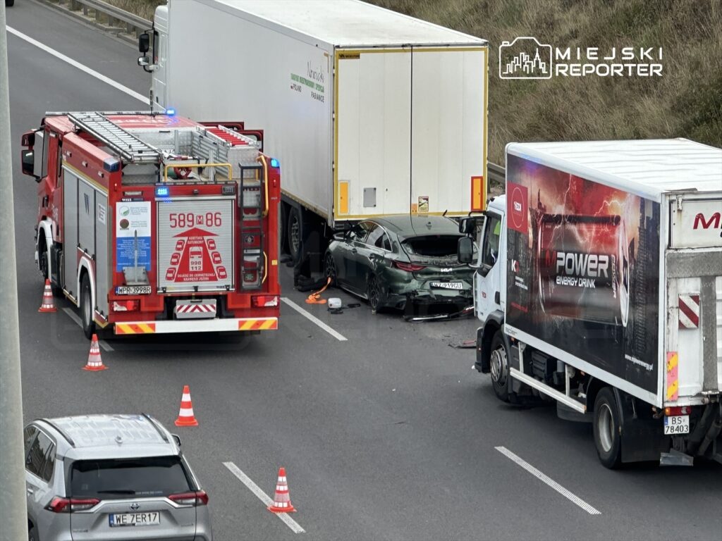 W wyniku wypadku drogowego, straż pożarna i dwa uszkodzone pojazdy blokują pas ruchu na autostradzie.