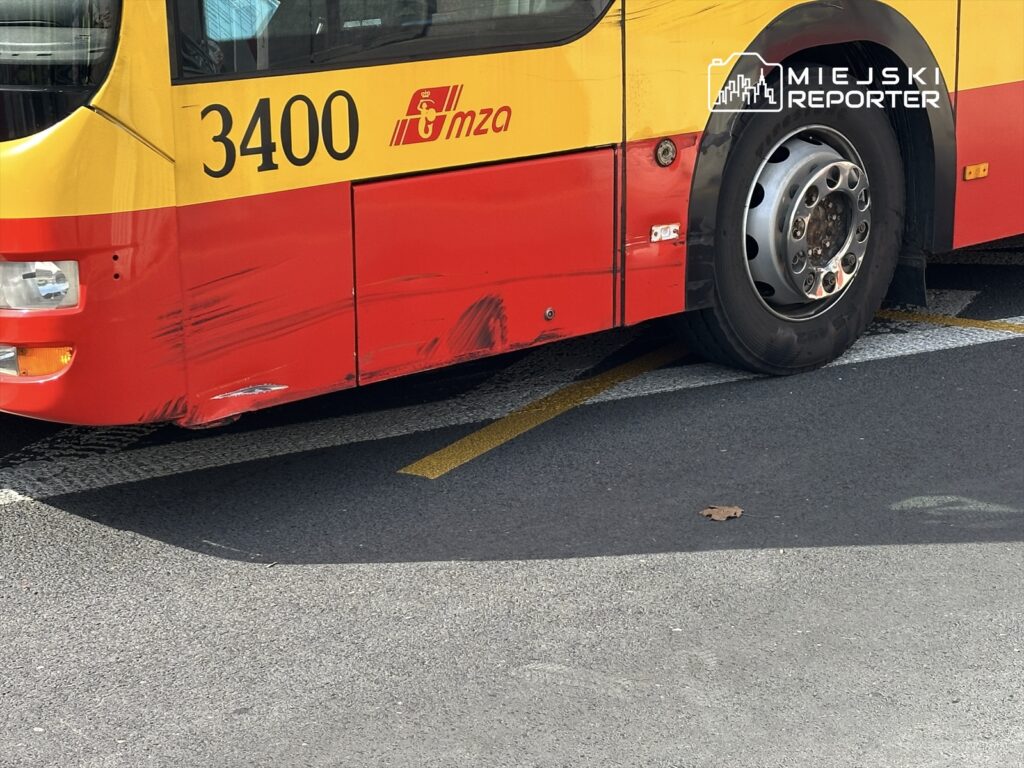 Autobus miejski z numerem 3400 zatrzymany na ulicy, z widocznymi rysami na karoserii.