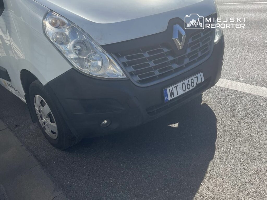 Biały samochód dostawczy Renault zaparkowany na ulicy, widoczna tablica rejestracyjna WT 0687J.