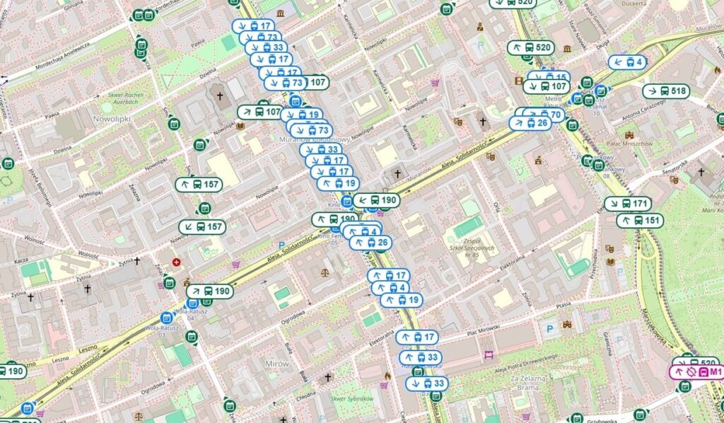 Mapa z oznaczeniami przystanków komunikacji miejskiej i tras w obszarze miejskim, z widocznymi ulicami i budynkami.