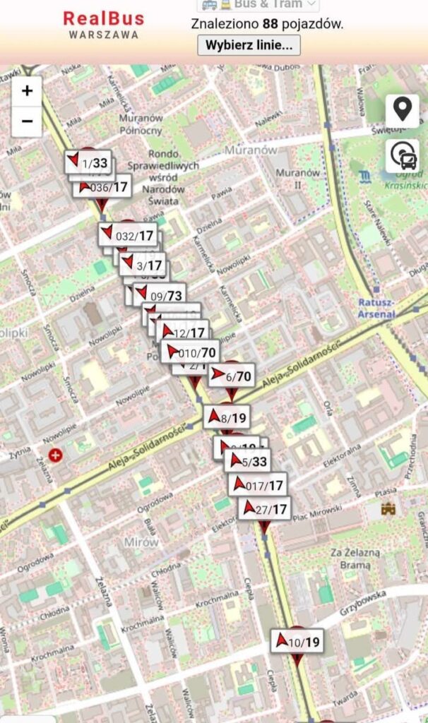 Mapa z lokalizacjami pojazdów komunikacji miejskiej w Warszawie, z oznaczeniami przystanków i numerami linii.