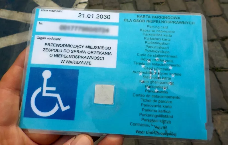 Karta parkingowa dla osób niepełnosprawnych z informacjami o ważności i organie wydającym.