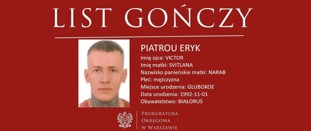 Mężczyzna na czerwonym tle z danymi osobowymi, w tym zdjęciem, imieniem, nazwiskiem i datą urodzenia.