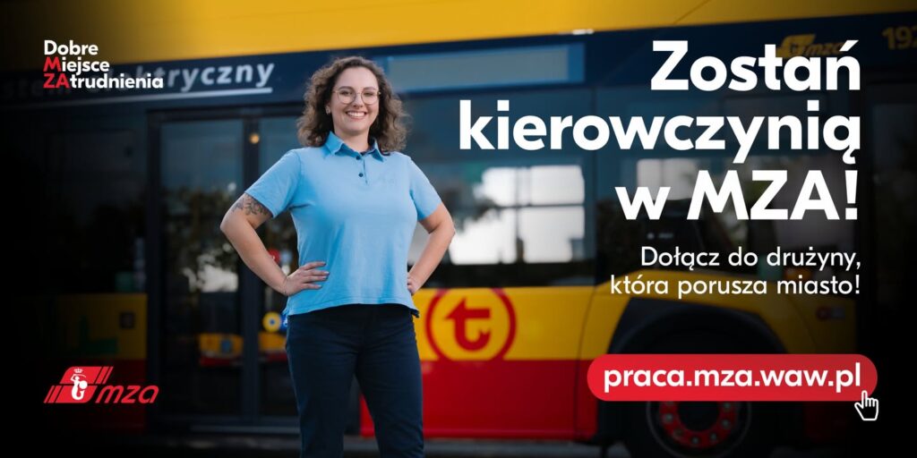 Kobieta w niebieskiej koszulce stoi obok autobusu, promując pracę w MZA z napisem "Zostań kierowczynią w MZA!".