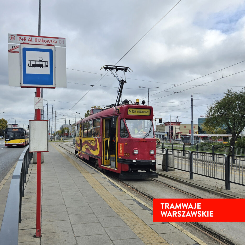 Czerwony tramwaj Warszawskich Tramwajów zatrzymuje się na przystanku z oznaczeniem "WAGON POMAROWY".