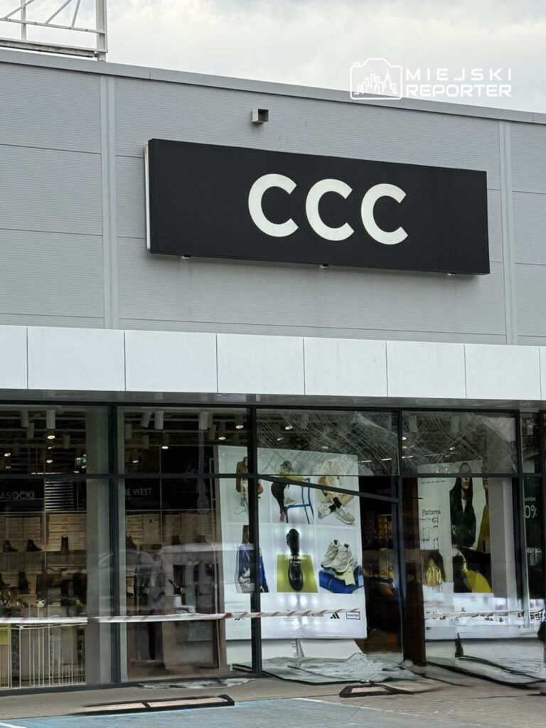 Sklep obuwniczy CCC z dużymi witrynami, w których widoczne są reklamy butów i odzieży.