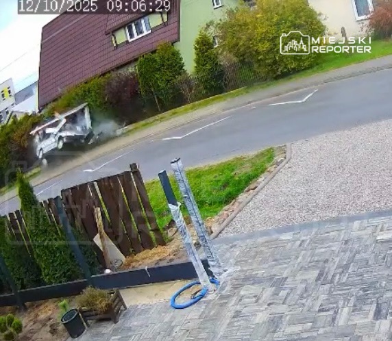 Samochód dostawczy wypadł z drogi, przejeżdżając obok ogrodzenia, w kierunku pobocza.
