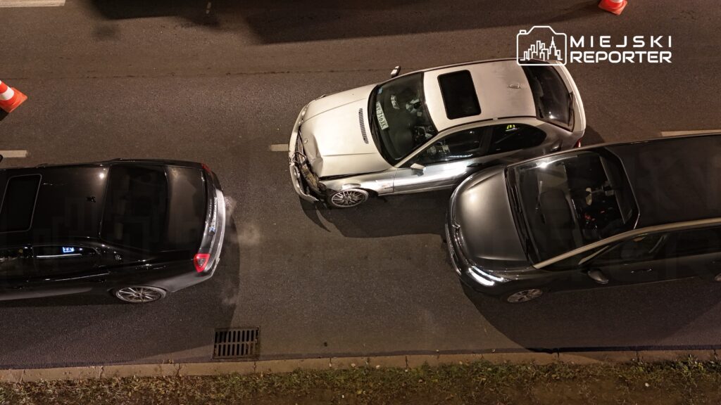 Wielki wypadek drogowy z udziałem trzech samochodów na jezdni, z uszkodzonym pojazdem z przodu.