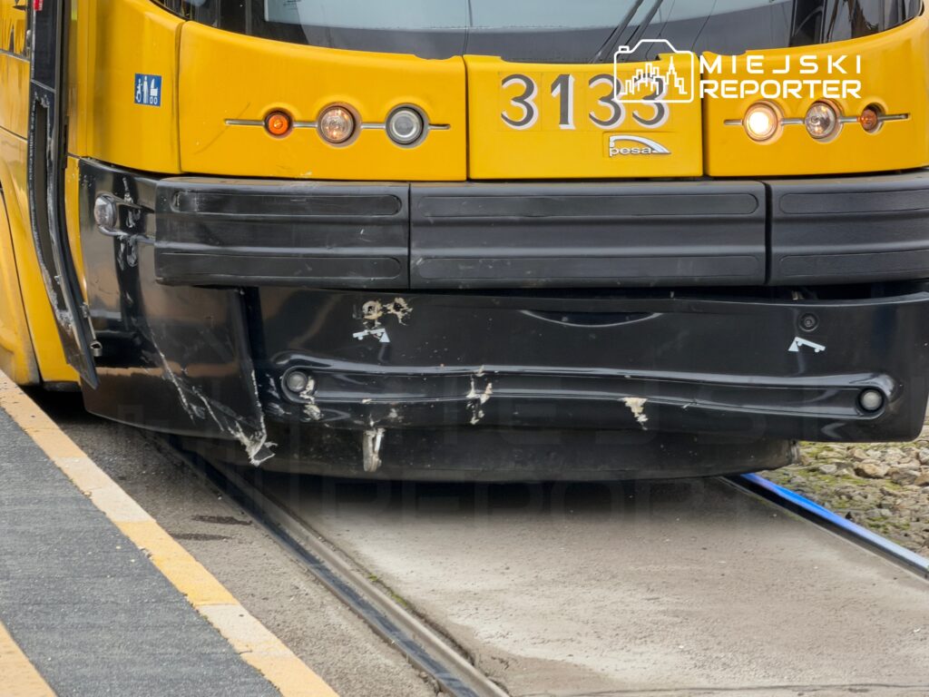 Zniszczony przód tramwaju z numerem 3135 stojącego na torach, w otoczeniu peronu.