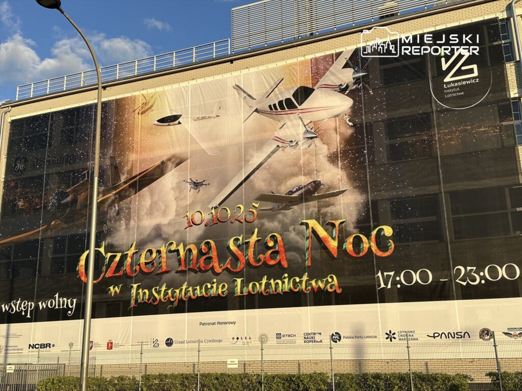 Wielki baner reklamowy zapraszający na wydarzenie „Czternasta Noc w Instytucie Lotnictwa” z datą 10.10.25.
