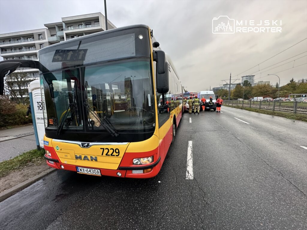Autobus miejski MAN zatrzymany na drodze, obok zespołu ratunkowego udzielającego pomocy poszkodowanym.