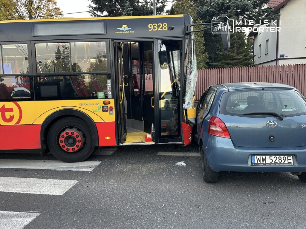 Autobus miejski z oznaczeniem "Urbino 12" zderzył się z niebieskim samochodem osobowym na przejściu dla pieszych.