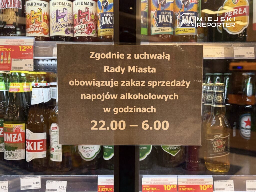 W sklepie z napojami umieszczono tabliczkę informującą o zakazie sprzedaży alkoholu w godzinach 22:00-6:00.