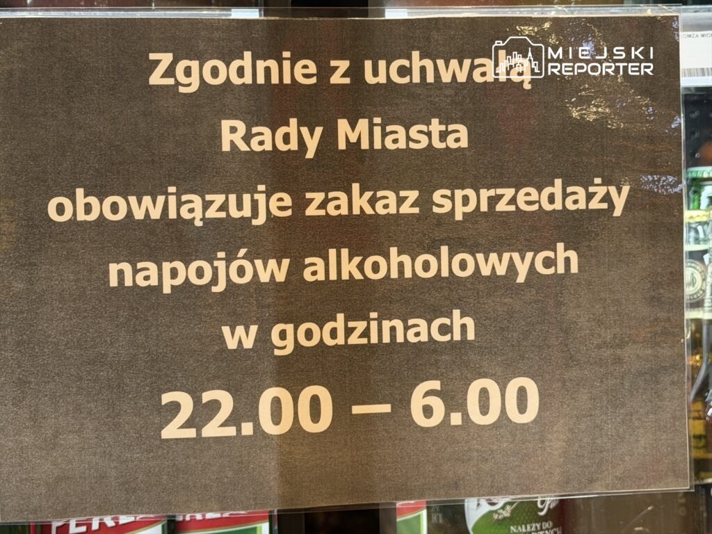 Na szybie witryny sklepu widoczny jest napis informujący o zakazie sprzedaży napojów alkoholowych w godzinach 22.00 – 6.00.