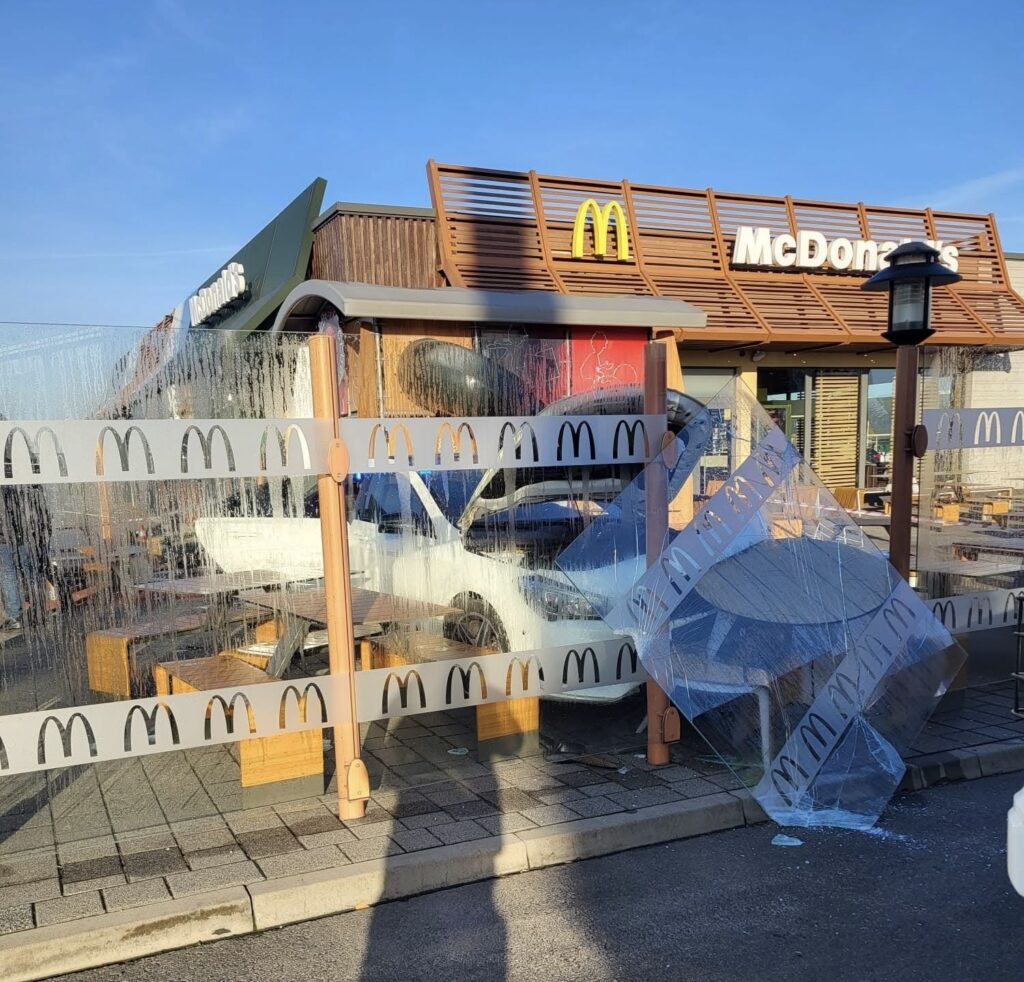 Samochód wjeżdża w zewnętrzną część restauracji McDonald's, powodując uszkodzenie przeszklonej ściany.