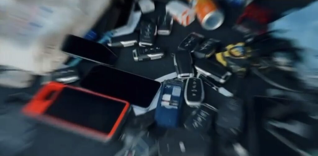 Zestaw telefonów komórkowych i kluczyków leżących na stole, z widocznymi różnymi modelami i kolorami.